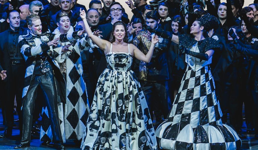 Al Teatro del Maggio torna “La Traviata” con la regia di Francesco Micheli. Al Teatro del Maggio torna “La Traviata” con la regia di Francesco Micheli.